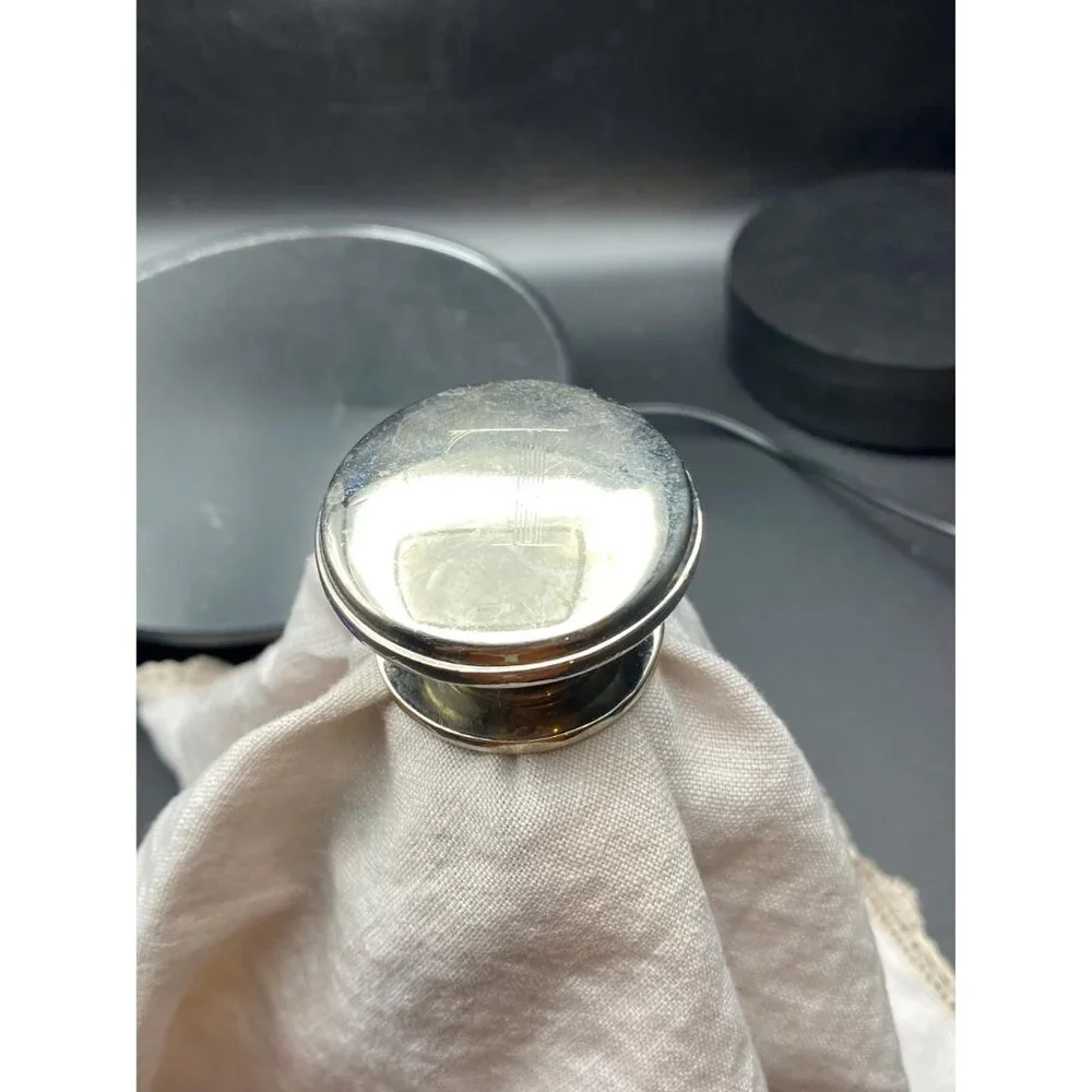 Wine Stopper with the Letter “L” engraved in the Top